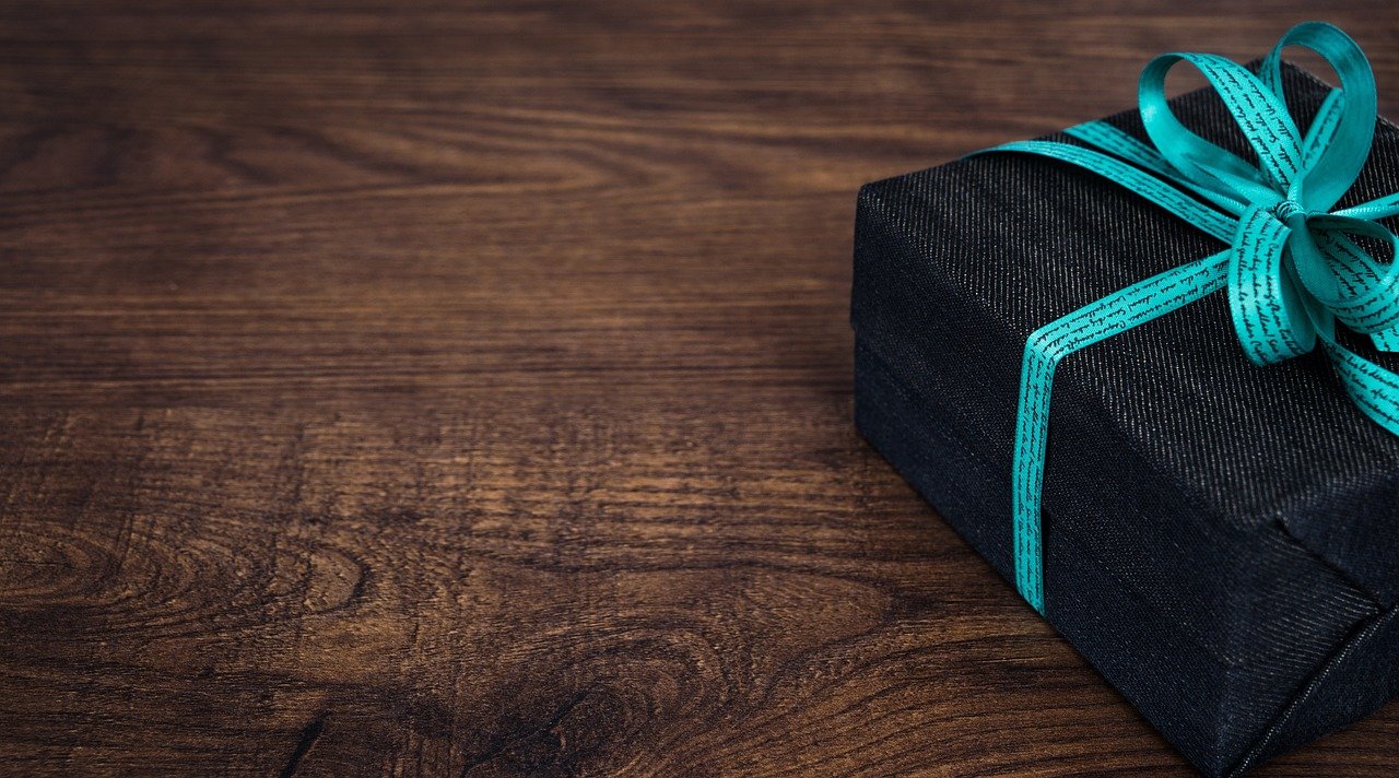 gift, present, happy birthday, wood, package, gift box, surprise, ribbon, bow, father's day, packaging, gift packaging, closeup, copy space